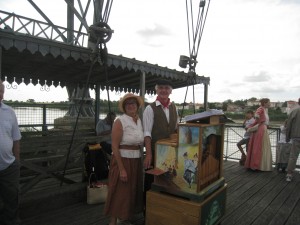 Le couple sur la nacelle en costume d'époque