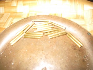Les fûts des électro-aimants sont des tubes laitons de 4 mm