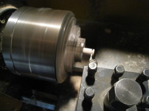 Le découpage des joues des bobines. Dans un rond de hêtre de 10mm ramené à 8 et percé à 4