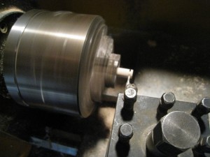 Le découpage des joues des bobines. Dans un rond de hêtre de 10mm ramené à 8 et percé à 4