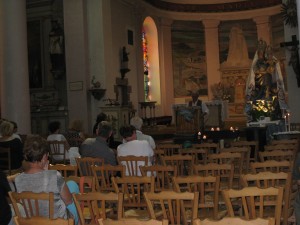 Prestation dans l'église . Un pur moment de bonheur