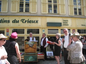 Les chanteurs commencent à arriver. Nous aurons droit à une interprétation d'Amsterdam " d'enfer"