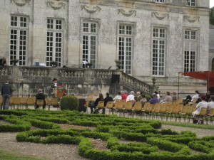 Les animations spécifiques Orgue de Barbarie devant la façade du château étaient l'occasion d'expliquer un peu la vie et les œuvres des compositeurs ( Vivaldi  Mozart  Bach Albinoni Haendel...