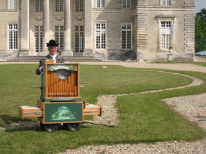 L'accueil des visiteurs est assuré par l'orgue barbarie.  Seule imposition : ne jouer que des musiques de compositeurs du XVIII°