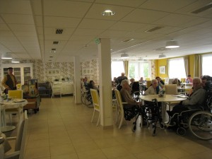 Cette très belle maison de retraite dispose d'une superbe salle de repas . La encore les résidents ont des degrés  d'indépendance très différents. ne nouvelle fois les contacts que nous avons pu avoir nous ont beaucoup remerciés de notre participation.