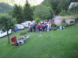 Aubade chez Rosalie.  La température extérieure  ne participait pas trop à la concentration et au chant. Après quelques chansons s'est opéré un regroupement