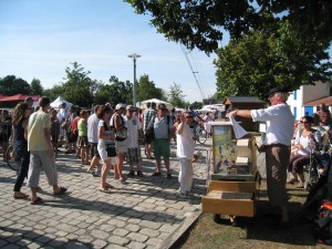 Nous étions placés comme en 2013 à cote de la file d'attente pour accéder à la nacelle.