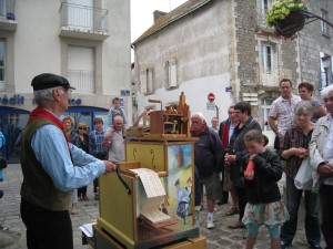 Le public était nombreux et nous avons eu la chance de passer entre les gouttes ou presque